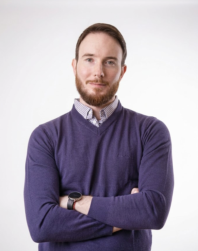 I work with people who feel overwhelmed, overstretched, and unsure how to reclaim their own pace through honest, 1:1 conversation grounded in who you actually are.